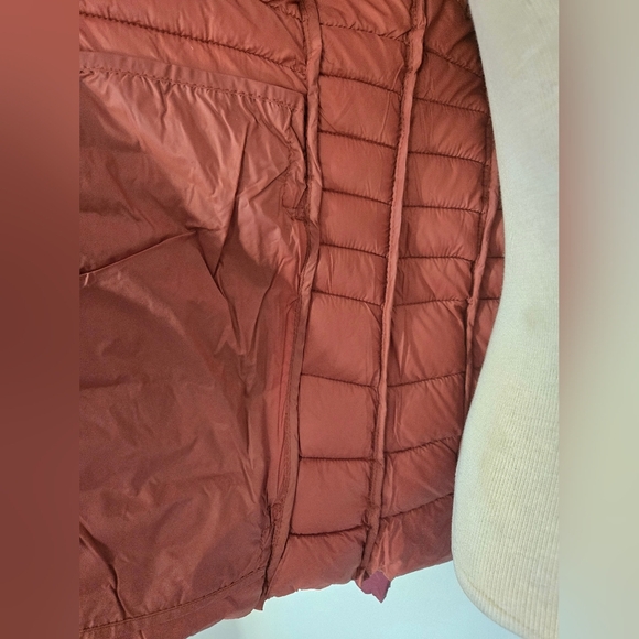 Reebok NEW WITH TAGS  Women's Burgundy and Orange Puffer Jacket. Size Small - Picture 8 of 15
